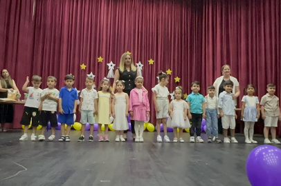 Geleceğe Güvenle Adım Atan Minikler: Bornova’da Oyunla Öğrenen Çocuklar Mezuniyet Coşkusu Yaşadı