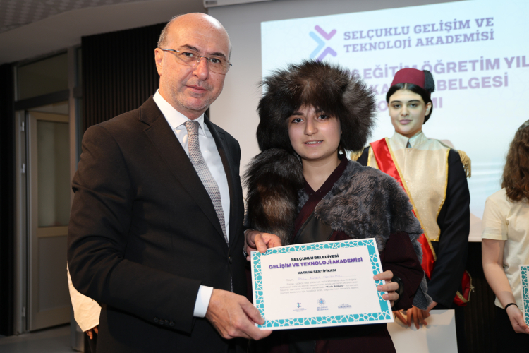 Geleceği Şekillendiren Atölyeler: Selçuklu’da SETAP ve Gelişim Akademisi Sertifika Töreniyle Taşıyor