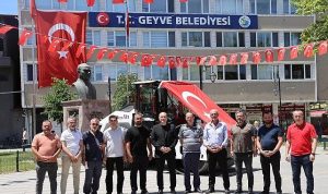 Geyve’de Öz Kaynaklarla 7 Milyon Liralık Silindir Zirvesi: Yol Yapımında Yeni Bir Dönem Başladı