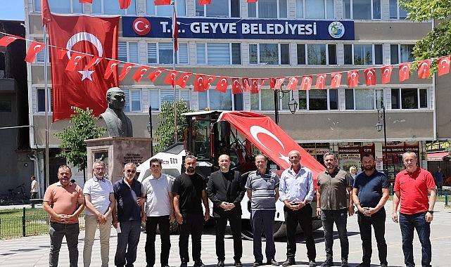 Geyve’de Öz Kaynaklarla 7 Milyon Liralık Silindir Zirvesi: Yol Yapımında Yeni Bir Dönem Başladı