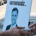 Helva Dağıtımıyla Anılan Vefat Yıl Dönümünde Ferdi Zeyrek’e Saygı: Kemeraltı’nda Duygusal Anlar ve Esnafın Yoğun Katılım