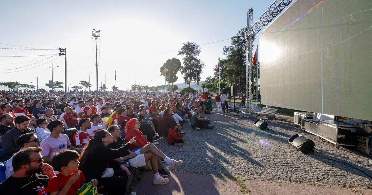 İzmir’de Dev Ekranlar, Milli Takımımız İçin Yürekleri Birleştirdi: Büyükşehir’in Organizasyonuyle Coşku Büyüdü