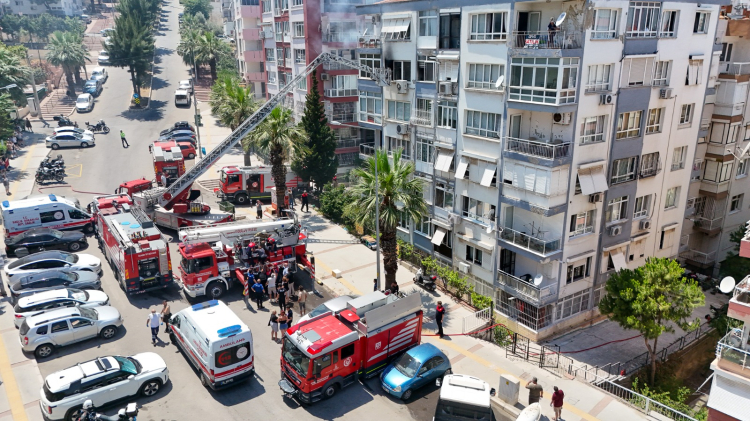 İzmir’de Devasa Yangın Alarm Verdi: Üçkuyular’daki 7 Katlı Binada Korkutan Anlar ve Kahraman Kurtarmalar