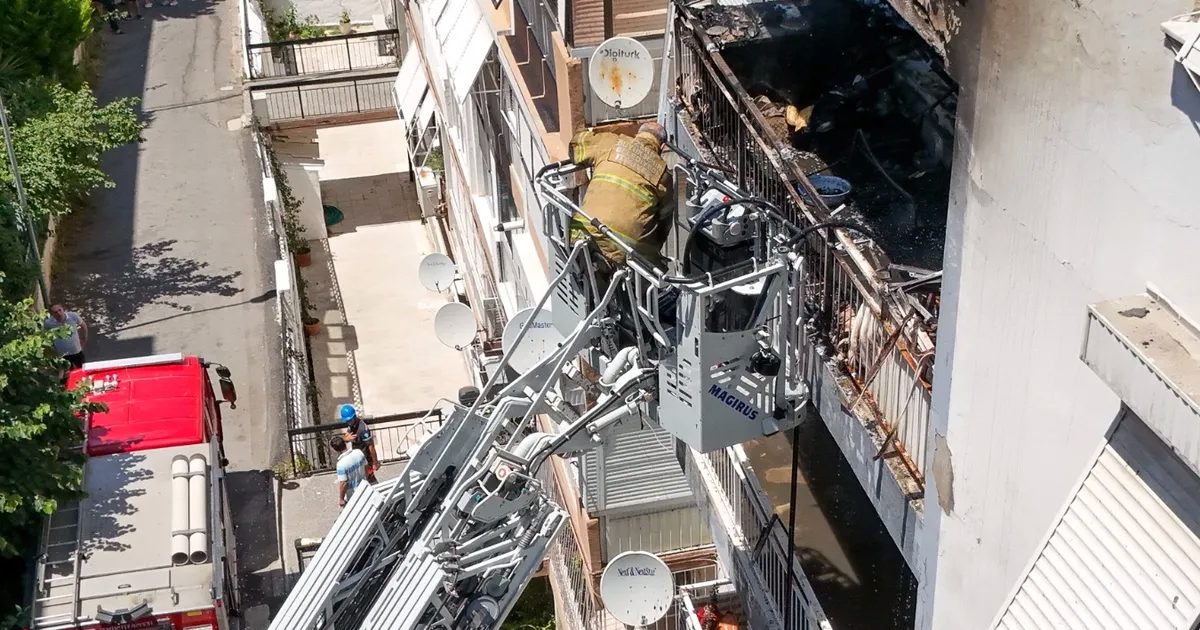 İzmir’de Devasa Yangın Alarm Verdi: Üçkuyular’daki 7 Katlı Binada Korkutan Anlar ve Kahraman Kurtarmalar