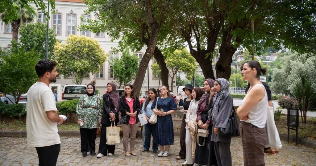 İzmir’de Edebiyat Adımları: Tarık Dursun K. İçin Tarihi Kent Merkezi Yürüyüşü ve Gençlerin Keşfi
