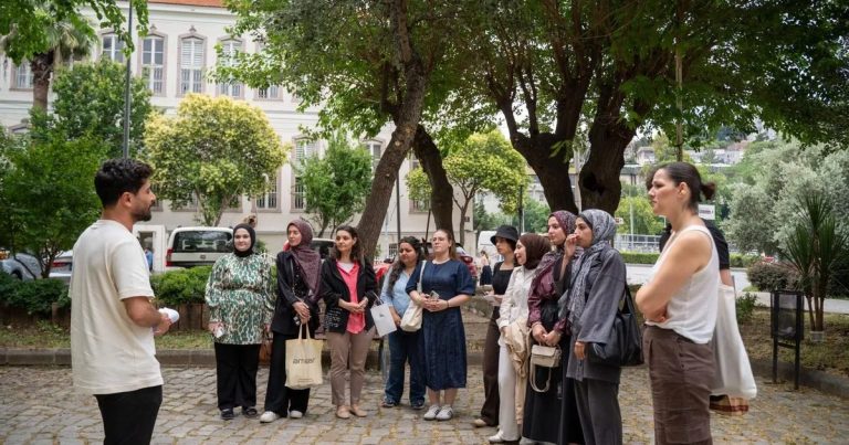 İzmir’de Edebiyat Adımları: Tarık Dursun K. İçin Tarihi Kent Merkezi Yürüyüşü ve Gençlerin Keşfi