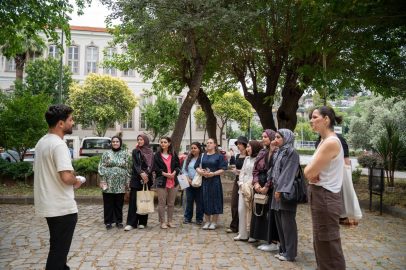  İzmir’de Edebiyat Adımları: Tarık Dursun K. İçin Tarihi Kent Merkezi Yürüyüşü ve Gençlerin Keşfi