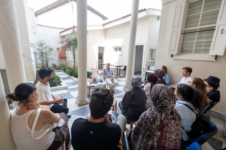 İzmir’de Edebiyat Adımları: Tarık Dursun K. İçin Tarihi Kent Merkezi Yürüyüşü ve Gençlerin Keşfi