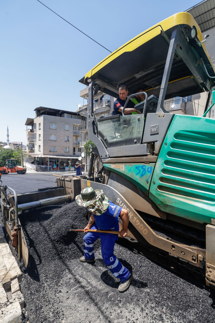 İzmir’de Gece Başlayan Asfalt Seferberliği: Emekçiler 24 Saat Çalışıyor, Dört Bir Yan Yenileniyor