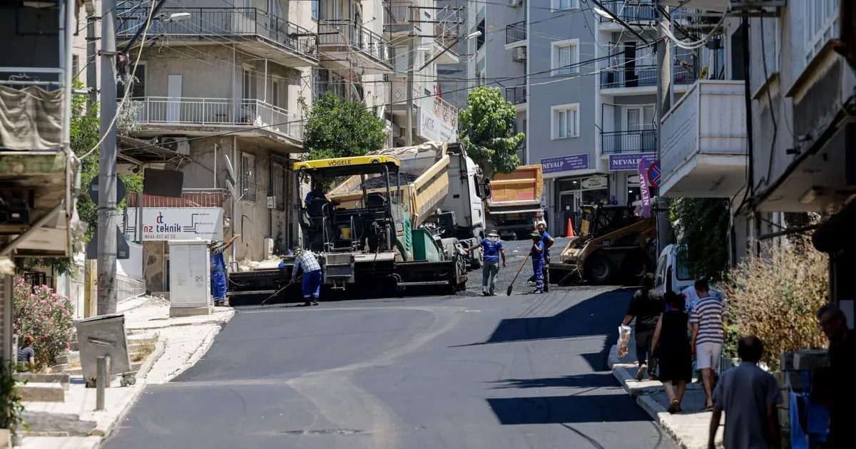 İzmir’de Gece Başlayan Asfalt Seferberliği: Emekçiler 24 Saat Çalışıyor, Dört Bir Yan Yenileniyor
