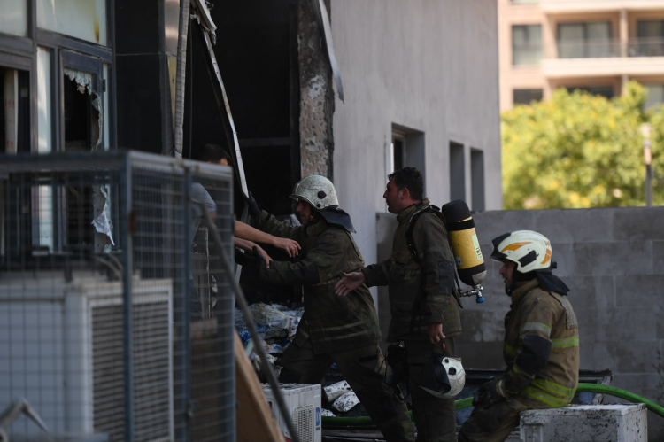 İzmir'de Market Deposu Yangını Hızla Söndürüldü: Can Kaybı Olmaması Şaşırttı