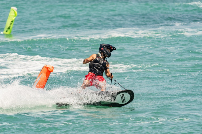 İzmir'de Motosurf Şampiyonası: Saha Sıcaklığı ve Heyecan, İzlenimler Birlikte Büyüyor