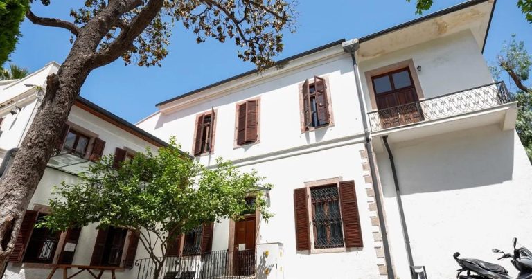 Kent Kütüphanesi’nde Yeniden Doğuş: Ahşap Kepenkler ve Taş Detaylar Yenilendi