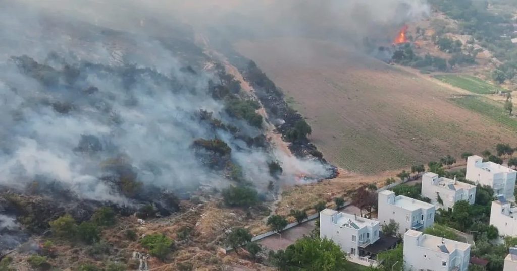 Korkutan Yangın Alarmı: Dikili’den Zeytinli Pelin Sitesi ve Evleri Çevresine Kadar Yayılan Alevler ve Ekiplerin Mücadelesi