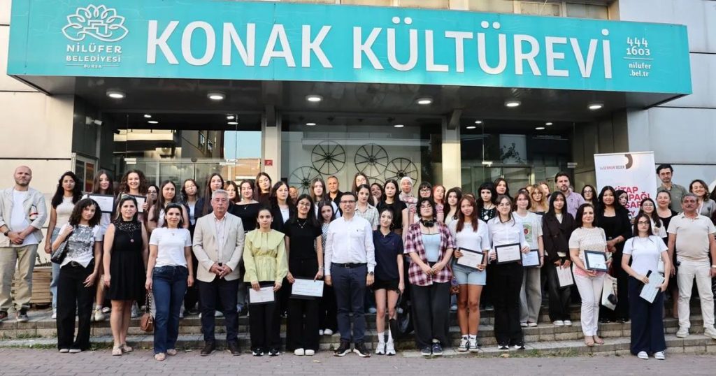Liseler Arası Kitap Kapağı Tasarımında Ödül Heyecanı: Sennur Sezer Etkinlikleriyle Gelen Başarılar