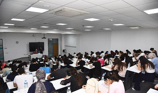 Menemen’de Eğitim Atılımlarıyla Şimdi Sınav Başarısı Bir Adım Önde: MEBGEM ve Bakırçay Üniversitesi İş Birliğiyle YKS Hazırlıkları Zirveye Taşınıyor
