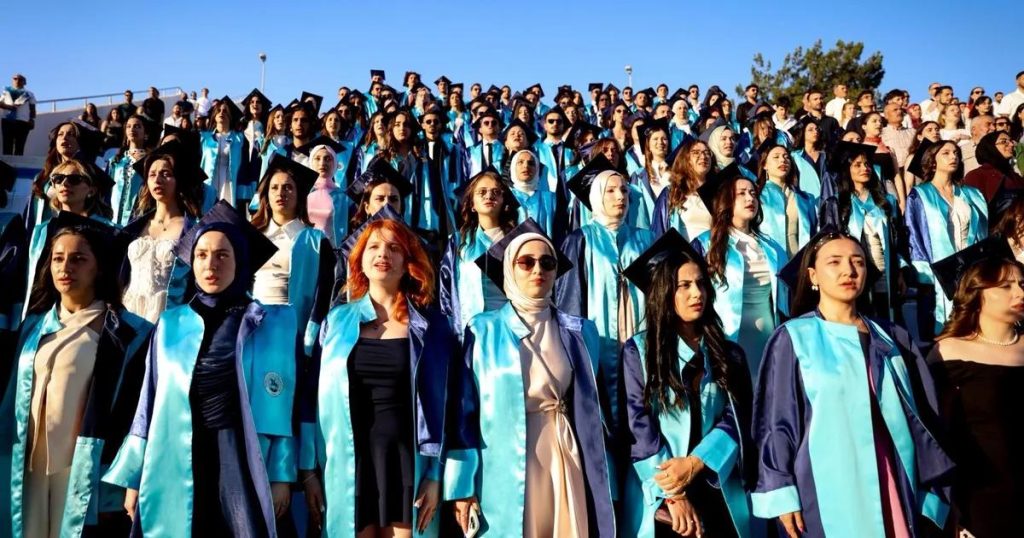 Mezuniyet Coşkusunda İz Bırakan Başarı Hikayesi: DEÜ Hemşirelik Fakültesi 2025-2026 Mezunları ve İkiz Kardeşlerin İlham Veren Yolculuğu