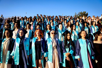 Mezuniyet Coşkusunda İz Bırakan Başarı Hikayesi: DEÜ Hemşirelik Fakültesi 2025-2026 Mezunları ve İkiz Kardeşlerin İlham Veren Yolculuğu