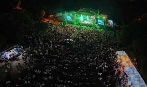 Nilüfer’in Rüzgârı Karadeniz’e Taşıyan Şenlik: Işıklı Bir Geceye Dokunan Dostluk ve Müzik