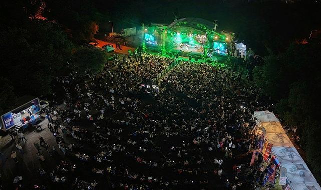 Nilüfer’in Rüzgârı Karadeniz’e Taşıyan Şenlik: Işıklı Bir Geceye Dokunan Dostluk ve Müzik