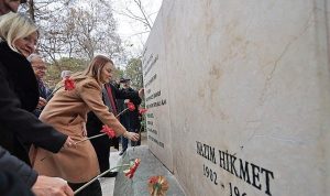 Şiirin İzinde İzmir Rüzgârı: Nazım Hikmet ve Ahmed Arif’in Anma Günlerinde Dalgalarca Dolu Şiir Yolculuğu