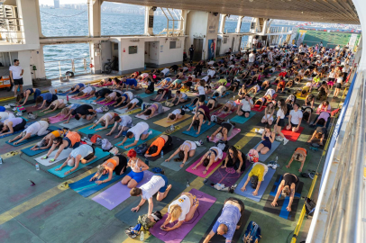 Vapurda Yoga: Körfez’in Büyüleyici Akışında Dünya Yoga Günü Kutlaması İzmir’de Şavaşan Enerjiyle Başladı