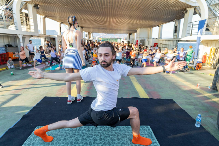 Vapurda Yoga: Körfez’in Büyüleyici Akışında Dünya Yoga Günü Kutlaması İzmir’de Şavaşan Enerjiyle Başladı