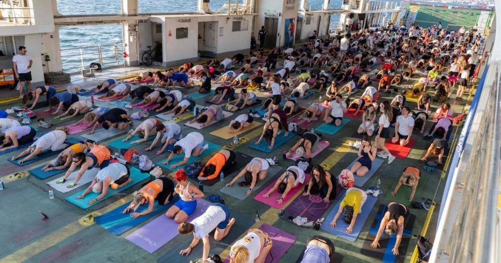 Vapurda Yoga: Körfez’in Büyüleyici Akışında Dünya Yoga Günü Kutlaması İzmir’de Şavaşan Enerjiyle Başladı