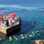 Antalya’da Sabahın Serin Sularında Su Cimnastiği: Falez Manzarasıyla Sağlıklı Başlangıç