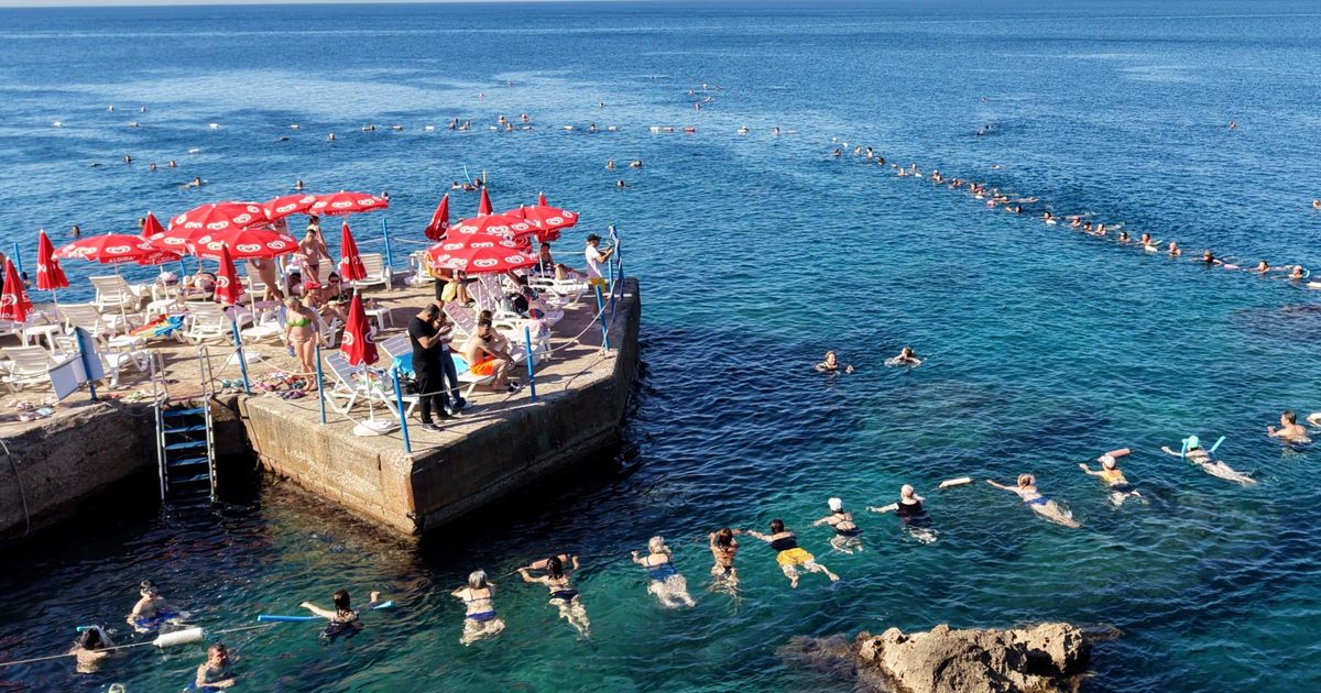 Antalya’da Sabahın Serin Sularında Su Cimnastiği: Falez Manzarasıyla Sağlıklı Başlangıç