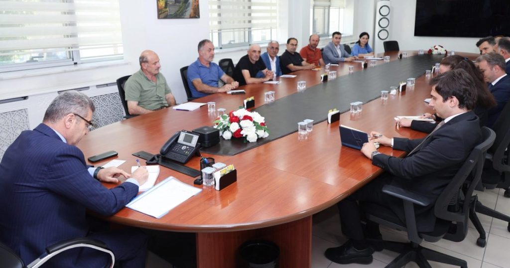 Artvin’de Köy Yollarında Yine Seferberlik: Muhtarlar Taleplerini Vali ile Masaya Yatırdı