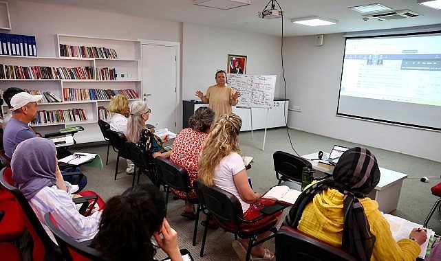 Birlikte Öğreniyoruz: Bucalılar İçin Ücretsiz İngilizce Kursu Yeni Ufuklar Açıyor
