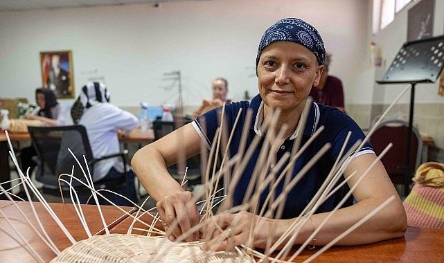 Bornova’nın El Sanatlarıyla İyileşme Yolculuğu: Yeliz Evrensel’in Umut Dolu Dönüşümü ve Toplumsal Terapi Analizi