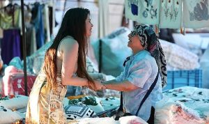 Çeşme’nin Nabzını Sahadan Tutan Ziyaret: Başkan Lâl Denizli Alaçatı Pazarında Hem Esnaf Hem Vatandaşla Buluştu