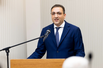 Çevreleyen Gözaltı ve Tedbir Kararıyla Belediye Başkanı Görevden Uzaklaştırıldı: Rüşvet Operasyonu Şoku İzmir'de