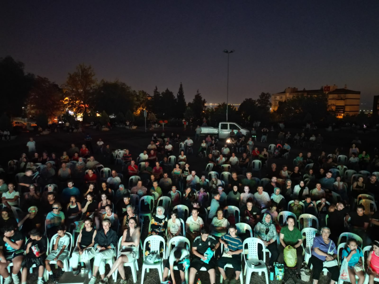 Çiğli’de Mahalle Sineması Rüzgârı Sürüyor: Yaz Akşamlarında Komşuluk Doyası