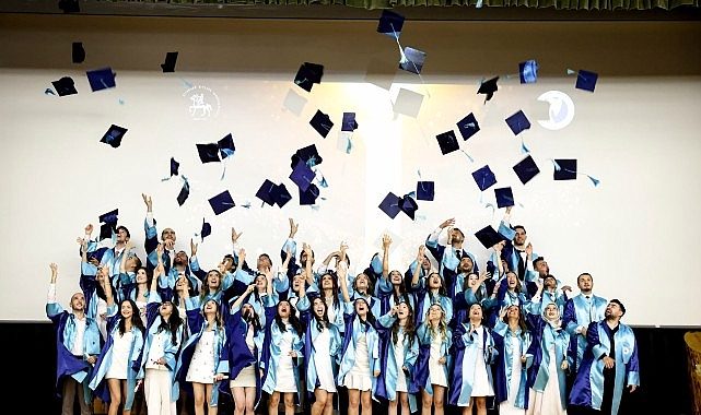 DEÜ Diş Hekimliği Fakültesi 2025-2026 Mezuniyet Töreni: Genç Hekimler Mesleğe Hipokrat Yeminiyle Başlıyor ve Etik Değerlerle Yoluna Işık Tutuyor