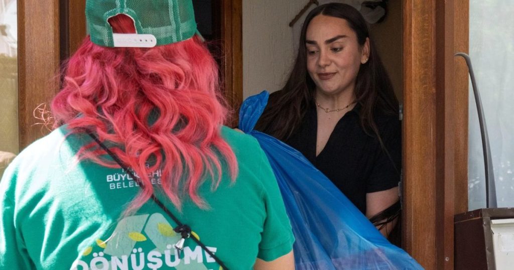 Evlerde Atık Dönüşümü: İzmir’in Kapı Kapı Ambalaj Toplama Yolculuğu Başladı