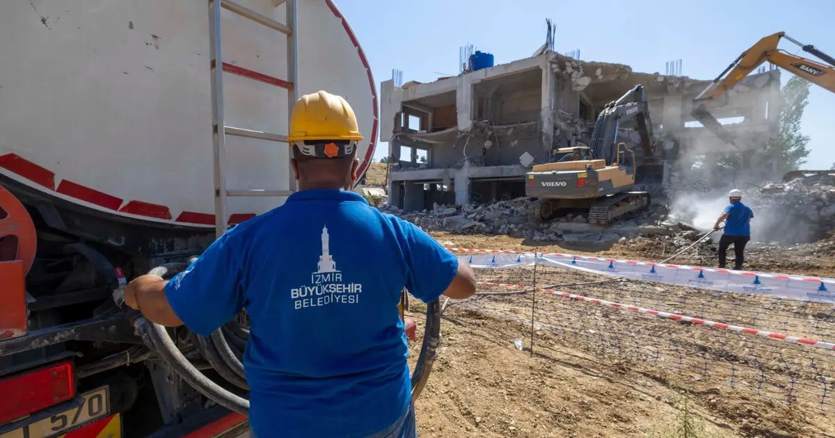 Gaziemir’de Kaçak Yapılarla Mücadelede Büyük Operasyon: 14 Kamyonluk Eşya Taşındı ve Yıkım Adımları Devam Ediyor