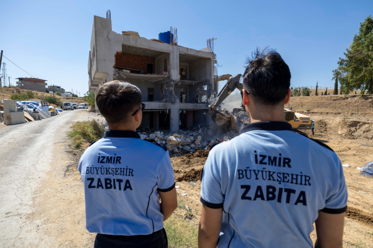 Gaziemir’de Kaçak Yapılarla Mücadelede Büyük Operasyon: 14 Kamyonluk Eşya Taşındı ve Yıkım Adımları Devam Ediyor