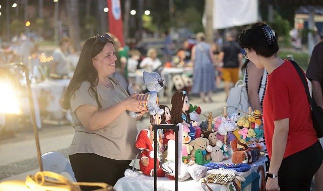 Gece Kermesi parlak stantlar, üretici kadınların gücüyle Karantina Meydanı’nı adeta panayır alanına dönüştürüyor