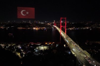Gecenin Gökyüzünde 1500 Dronla Yansıyan Direniş: İstanbul’un Boğazı Aydınlandı