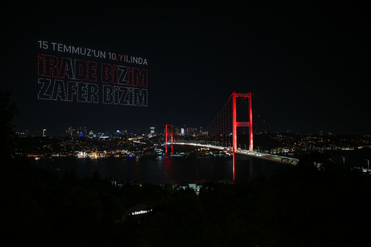 Gecenin Gökyüzünde 1500 Dronla Yansıyan Direniş: İstanbul’un Boğazı Aydınlandı
