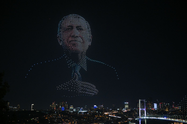 Gecenin Gökyüzünde 1500 Dronla Yansıyan Direniş: İstanbul’un Boğazı Aydınlandı