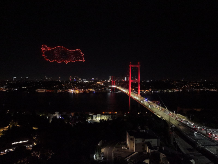 Gecenin Gökyüzünde 1500 Dronla Yansıyan Direniş: İstanbul’un Boğazı Aydınlandı