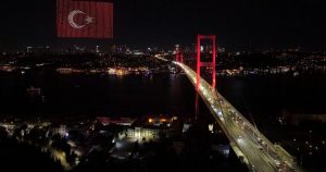 Gecenin Gökyüzünde 1500 Dronla Yansıyan Direniş: İstanbul’un Boğazı Aydınlandı
