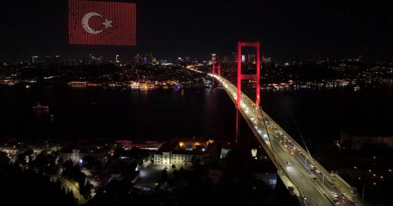 Gecenin Gökyüzünde 1500 Dronla Yansıyan Direniş: İstanbul’un Boğazı Aydınlandı