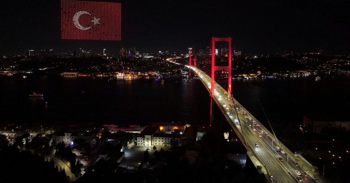 Gecenin Gökyüzünde 1500 Dronla Yansıyan Direniş: İstanbul’un Boğazı Aydınlandı