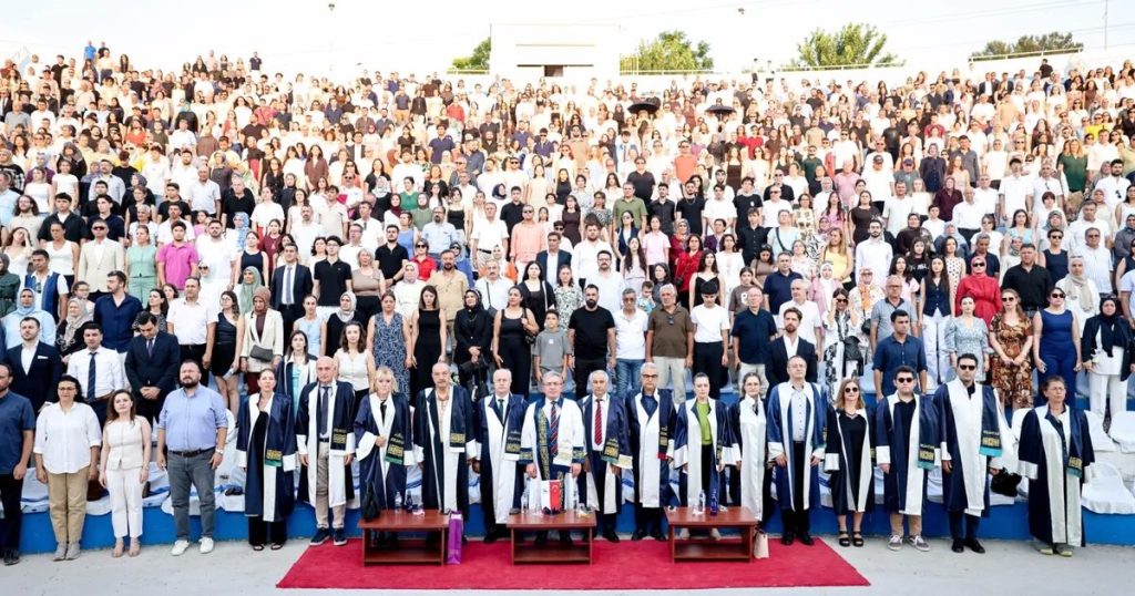 Genç Hukukçuların Gururlu Mezuniyeti: DEÜ Hukuk Fakültesi ve Adalet Meslek Yüksekokulu 2025-2026 Töreni