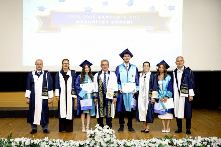 Hipokratını Kutsayan Genç Diş Hekimleri: DEÜ Sağlıkta Bir Öncü Brilansıyla Mezuniyet Töreni Başarıya Yolculuk